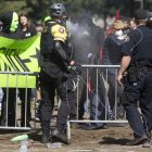 Un activista de Antifa rocía a la policía con un spray Silly String y la policía responde con spray pimienta  durante una protesta contra el grupo de The Patriot Prayer Movement, que estaba celebrando una manifestación en el centro de Portland, Oregón, el 10 de septiembre de 2017. Varios cientos de manifestantes  se congregaron en el centro de Portland para oponerse al grupo de extrema derecha.