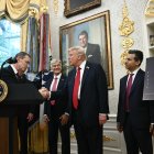 El presidente Donald Trump cierra acuerdo con el CEO de Pfizer Albert Bourla