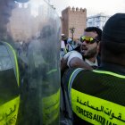 Jóvenes en Marruecos son detenidos en las protestas (Photo by Abdel Majid BZIOUAT / AFP)