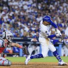 Mookie Betts (Dodgers de Los Angeles) batea frente a los Rojos de Cincinnati