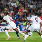 Lamine Yamal (FC Barcelona), rematando a puerta frente al PSG