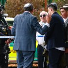 Agentes de policía conversan con miembros de la comunidad cerca de la sinagoga Heaton Park Hebrew Congregation en Crumpsal.
