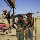 Soldados en el mercado Allafah, zona recuperada por el Ejército sudanés de las FAR