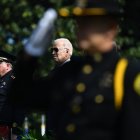 Joe Biden, con el exdirector del FBI Christopher Wray (derecha). Imagen de archivo