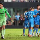 Los compañeros de equipo, entre ellos el delantero Tadeo Allende, segundo por la derecha, celebran después de que el defensa Jordi Alba (18) marcara el segundo gol del equipo ante el portero del New England Revolution, Matt Turner (30), durante la primera parte de un partido de fútbol de la MLS, el sábado 4 de octubre de 2025, en Fort Lauderdale, Florida.