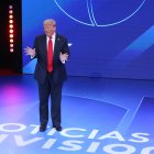 El candidato republicano a la presidencia Donald Trump asiste al Noticias Univision - Destino 2024 Town Hall en los estudios de Univision Florida el 16 de octubre de 2024 en Doral, Florida.