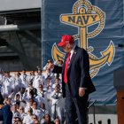 El presidente Donald Trump y la primera dama Melania Trump llegan durante la celebración del 250 aniversario de la Marina de los Estados Unidos a bordo del USS Harry S. Truman en la Estación Naval de Norfolk, el domingo 5 de octubre de 2025 en Norfolk, Virginia.