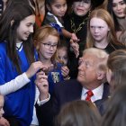El presidente Donald Trump firma una orden ejecutiva para evitar que los varones biológicos compitan en deportes femeninos  (Archivo) (AP Photo/Alex Brandon)