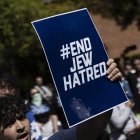 Un manifestante proisraelí sostiene un cartel con el lema «Acabemos con el odio hacia los judíos» en el campus de la Universidad de California en Los Ángeles (UCLA), en Los Ángeles, el 28 de abril de 2024. Las protestas pro palestinas se extendieron a más campus universitarios de Estados Unidos el 25 de abril de 2024, mientras las autoridades parecían estar agotando su paciencia y la policía comenzaba a reprimirlas con fuerza. Los agentes antidisturbios utilizaron irritantes químicos y pistolas eléctricas en una universidad, mientras los administradores de algunas de las instituciones más prestigiosas del país luchaban por impedir que las ocupaciones se afianzaran.