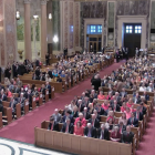 Captura de pantalla de un video de la catedral donde antes de que se celebrara la Misa Roja en la que se ve a los asistentes. Los jueces del Tribunal Supremo no participaron debido a preocupaciones por su seguridad.