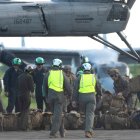 Los marines estadounidenses descargan equipo en Puerto Rico