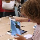 Un menor juega con un iPad en una tienda de Apple