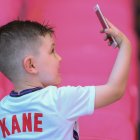 Un niño se fotografía con un celular. Imagen de archivo
