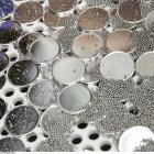 Fichas de monedas de plata de 1 onza se pulen para su uso en la producción de monedas de prueba Silver Eagle en la Casa de la Moneda de West Point el 19 de febrero de 2014 en West Point, Nueva York. La ceca de West Point es el principal centro de producción de lingotes y monedas de prueba de oro, plata y platino del Gobierno de Estados Unidos.