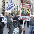 Varias personas sostienen pancartas mientras protestan por la llegada de la Guardia Nacional de Texas y de agentes del Servicio de Inmigración y Control de Aduanas de Estados Unidos durante una manifestación en el centro de Chicago, Illinois, el 8 de octubre de 2025. Chicago, la tercera ciudad más grande del país, se ha convertido en el último punto álgido de una ofensiva de los agentes del Servicio de Inmigración y Control de Aduanas de Estados Unidos (ICE, por sus siglas en inglés) que ha provocado acusaciones de abusos de derechos e innumerables demandas judiciales. 
*** Translated with www.DeepL.com/Translator (free version) ***