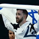 Artem Dolgopyat celebra su medalla de plata en los Juegos Olímpicos de París 2024