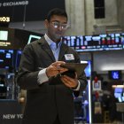 Operadores trabajan en el parqué de la Bolsa de Valores de Nueva York