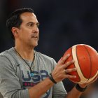 Erik Spoelstra, ejerciendo de asistente de Steve Kerr en el USA Basketball en los Juegos Olímpicos de París 2024