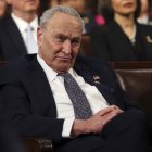 El líder de la minoría del Senado, Chuck Schumer, demócrata por Nueva York, escucha al presidente Donald Trump durante su discurso ante una sesión conjunta del Congreso en el Capitolio, en Washington, el martes 4 de marzo de 2025.