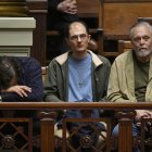 Personas contrarias a la eutanasia observan a los senadores debatir en Montevideo