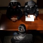 Un cristiano interrogado por agentes de la Policía china