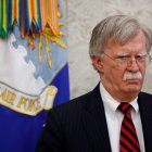 El asesor de Seguridad Nacional de EEUU, John Bolton, permanece junto al presidente Donald Trump mientras este se reúne con Danny Burch, un antiguo rehén en Yemen, en el Despacho Oval de la Casa Blanca el 6 de marzo de 2019 en Washington, D. C.