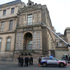 Agentes de la policía francesa junto a un montacargas utilizado por ladrones para entrar en el Museo del Louvre