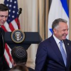 El enviado especial de Estados Unidos para Oriente Medio, Steve Witkoff, a la derecha, y Jared Kushner llegan antes de que el presidente Donald Trump celebre una rueda de prensa con el primer ministro israelí, Benjamin Netanyahu, en el comedor de gala de la Casa Blanca, el lunes 29 de septiembre de 2025, en Washington.