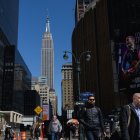 Gente paseando por Madison Square Garden, cerca del Empire State Building, el 28 de abril de 2022 en Nueva York. (Foto de Angela Weiss / AFP)