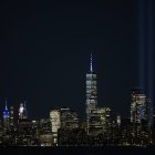 11 de septiembre de 2025, Bayonne, Nueva Jersey, EE. UU.: 11 de septiembre de 2025; Bayonne, Nueva Jersey, EE. UU.; El One World Trade Center, el Bajo Manhattan y las luces conmemorativas del 11 de septiembre, tal y como se ven durante el servicio conmemorativo interreligioso y la vigilia a la luz de las velas de la ciudad de Bayonne «¢s Interfaith Memorial Service and Candlelight Vigil, que conmemora el 24.º aniversario de los atentados del 11 de septiembre. Crédito obligatorio: Jess Stiles (Crédito de la imagen: © Jess Stiles/ZUMA Press Wire)