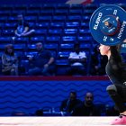 Mujer levantando pesas en un evento de halterofilia (Archivo)