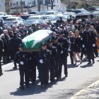 Massapequa, Nueva York, funeral del agente de policía de Nueva York Johnathan E. Diller, asesinado en acto de servicio. Iglesia de Santa Rosa de Lima. El agente Diller fue abatido a tiros por un delincuente reincidente mientras investigaba el robo de un coche en Far Rockaway, Queens, Nueva York. Su esposa Stephanie y su hijo Ryan
