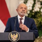 El presidente de Brasil, Luiz Inácio Lula da Silva, asiste a una rueda de prensa con el presidente de Indonesia, Prabowo Subianto, tras su reunión bilateral en el palacio presidencial de Yakarta el 23 de octubre de 2025.