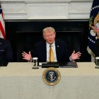 Donald Trump, Pete Hegseth (izq.) y Pam Bondi