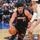 El alero del Miami Heat Jaime Jaquez Jr. #11 se lanza hacia adelante en el Kia Center.