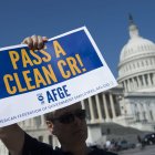 Joe Henderson participa en una protesta de la Federación Estadounidense de Empleados del Gobierno (AFGE) contra los permisos sin sueldo de los empleados públicos durante el cierre del Gobierno, frente al Capitolio de los Estados Unidos, el 4 de octubre de 2013, en Washington D. C. El Congreso sigue en un punto muerto en cuanto al acuerdo presupuestario, mientras el cierre del Gobierno entra en su cuarto día.