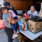 Familias militares entregan donación de alimentos en EEUU