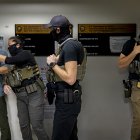 Agentes federales patrullan los pasillos del tribunal de inmigración en el Edificio Federal Jacob K. Javits el 6 de agosto de 2025 en la ciudad de Nueva York