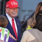 El presidente Donald Trump y la primera dama Melania Trump, parcialmente oculta a la derecha, saludan a las familias durante un evento de Halloween en el Jardín Sur de la Casa Blanca, el jueves 30 de octubre de 2025, en Washington.