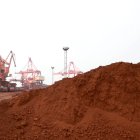 Una excavadora recoge tierra con diversas tierras raras (Archivo)