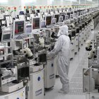 Un ingeniero en una fábrica de semiconductores