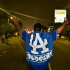 Fans de los Dodgers festejando el título/ Frederic J. Brown