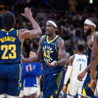 El alero de los Indiana Pacers, Pascal Siakam (43), celebra un tiro anotado en la segunda mitad contra los Golden State Warriors en el Gainbridge Fieldhouse.