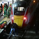 Agentes de policía y miembros de los servicios de emergencia registran las vías bajo un tren LNER Azuma en la estación de Huntingdon, en Huntingdon, al este de Inglaterra, el 1 de noviembre de 2025, tras un apuñalamiento en un tren. La policía británica informó de que había detenido a dos sospechosos el sábado, después de que «varias personas» fueran trasladadas al hospital tras un apuñalamiento en un tren en Cambridgeshire, al este de Inglaterra. «En estos momentos estamos respondiendo a un incidente en un tren con destino a Huntingdon en el que varias personas han sido apuñaladas», declaró la Policía Británica de Transportes en X, añadiendo que «se ha detenido a dos personas».
