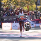 Hellen Obiri, de Kenia, cruza la línea de meta y gana la maratón de Nueva York el 2 de noviembre de 2025.