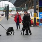 Agentes de policía en la estación de King's Cross de Londres. La secretaria de Transportes, Heidi Alexander, anunció un aumento de la presencia policial en las estaciones tras el apuñalamiento de varias personas en un tren el sábado en Cambridgeshire