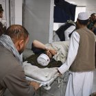 Residentes heridos por un potente terremoto de magnitud 6.3 en el norte de Afganistán son trasladados para recibir tratamiento a un hospital en Mazar-e-Sharif, Afganistán, el lunes 3 de noviembre de 2025.