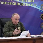 En esta imagen tomada de un vídeo difundido por la Oficina de Prensa Presidencial de Rusia el domingo 26 de octubre de 2025, el presidente ruso Vladimir Putin habla durante una visita a uno de los puestos de mando del Grupo Conjunto de Fuerzas