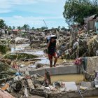 Un residente camina entre casas dañadas tras el paso del tifón Kalmaegi en Talisay, provincia de Cebú
