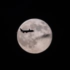 Un avión Boeing 747 cruza por delante de la super luna, Alaska